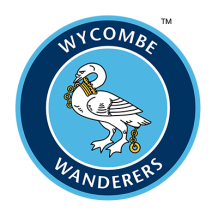 Bavoirs et accessoires pour bébé aux couleurs du Wycombe Wanderers Football Club. Disponible sur bebe-prenom.com.